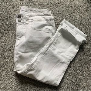 American eagle white capris size 6 euc